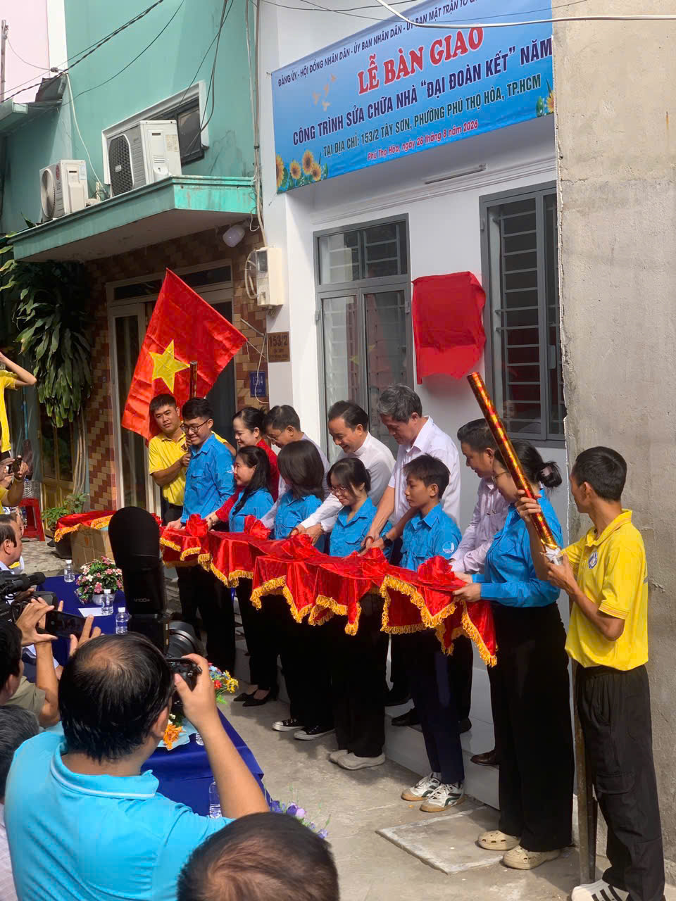 Trao nhà Đại đoàn kết, giúp một gia đình vơi nỗi lo mùa mưa